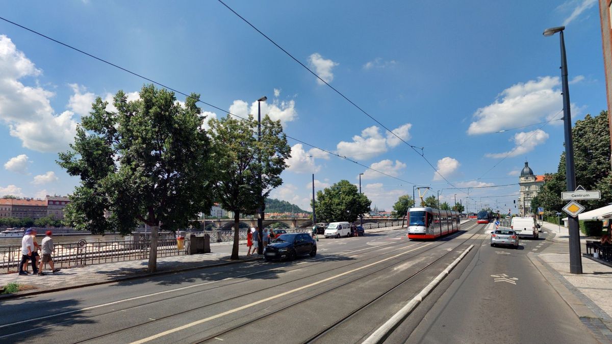 Patnáctiletou dívku srazila v Praze tramvaj